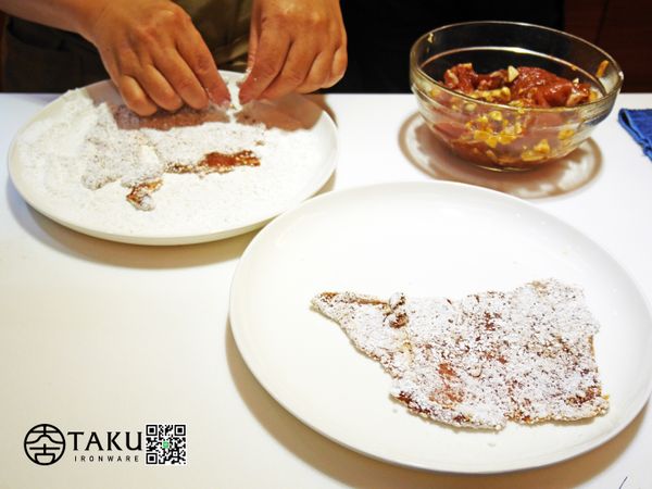 將醃好的里肌肉沾裹一層薄薄的地瓜粉，待沾裹好地瓜粉的里肌肉反潮後，以半煎炸的方式油炸。