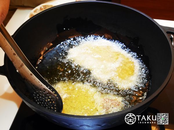 取一鍋，倒入適量的油後，待油溫約170~180度左右，即可開始煎炸里肌肉，炸至里肌肉呈酥黃樣即可。