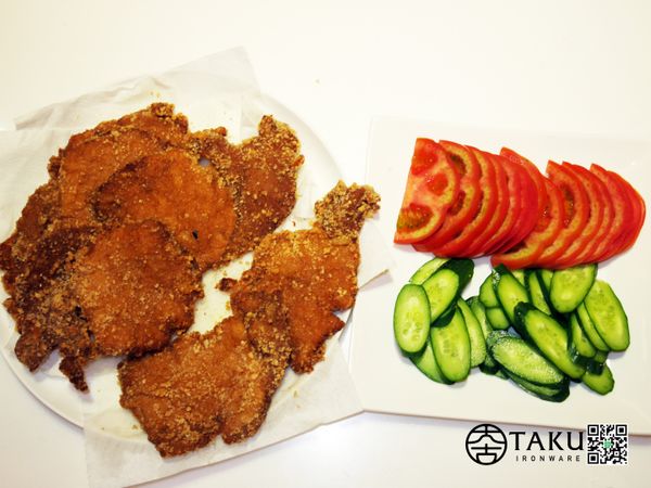 蕃茄切成圓片，小黃瓜切薄片，備用。