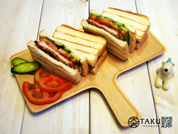 將油炸好的里肌肉與蕃茄片、小黃瓜片夾於土司中，古早味肉排三明治完成。