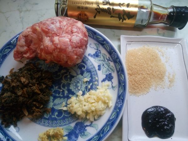 食材準備: 
1. 梅干菜泡水十分鐘軟後，洗淨擰乾
2. 梅干菜切碎
3. 蒜頭和薑切末