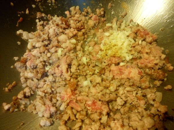 兩大匙油炒豬絞肉至豬肉變白色