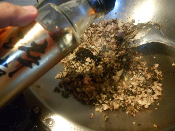 接著下甜麵醬、糖、醬油再拌炒約一分鐘