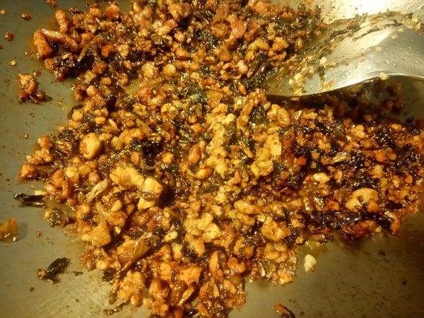 炒到像這樣帶著醬色即可關火