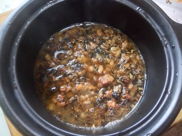 1. 再將炒鍋內肉醬移到燉鍋，加水淹滿肉醬，以小火燉一小時後關火燜三十分鐘 
2. 關爐火前試味道，不夠鹹再加醬油調整