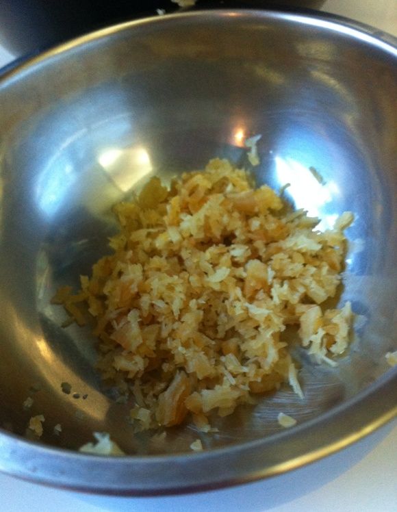 干貝拿出瀝乾後切成細末(或是剝成細絲亦可)