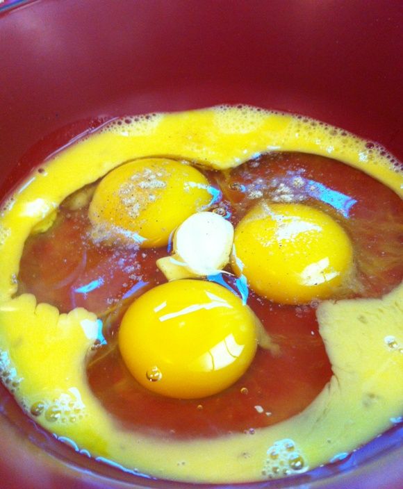 蛋加入美乃滋打散。