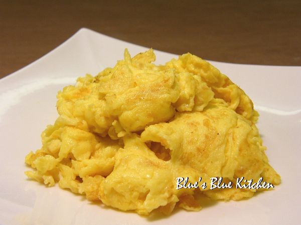 少油熱鍋，先將干貝末炒香後，下充份打勻的蛋汁，中小火以筷子畫圈圈的方式，等到四周開始凝固，略微翻動鍋鏟幾次，表面金黃微焦灑上鹽巴(胡椒視個人口味而定)，關火讓餘溫將蛋汁悶成剛熟的軟嫩狀態就可以上桌嚕^_^