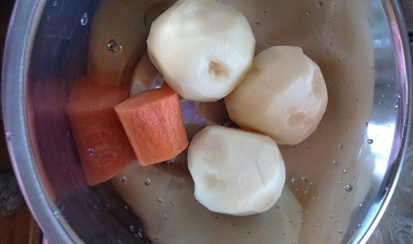 將馬鈴薯紅蘿蔔洗淨去皮。

這次我用的馬鈴薯比較小顆，但是跟紅蘿蔔的比例大致上就是這樣。