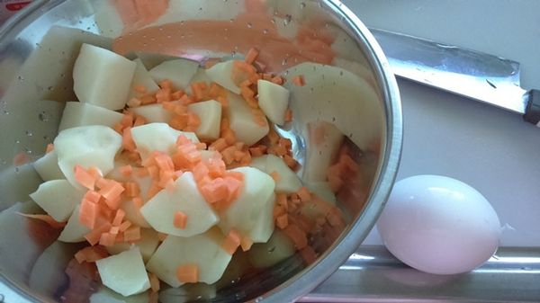馬鈴薯切小塊，紅蘿蔔切小丁，跟蛋一起放入電鍋蒸熟(水約一碗)。

(也可以用水煮，弄熟就好)
