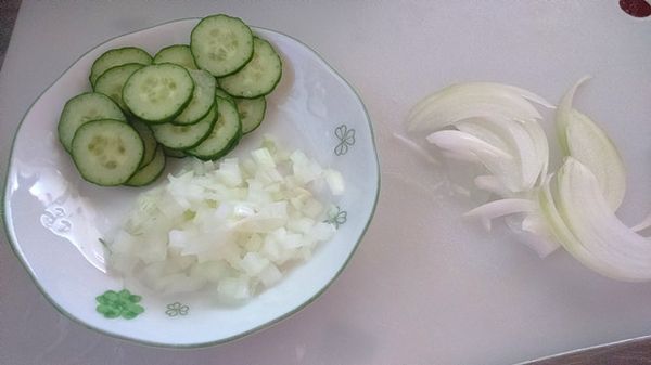 在等待上一步驟的材料蒸熟時，可以先切小黃瓜薄片和洋蔥丁備用。

(我把洋蔥丁切得跟紅蘿蔔一樣細小)
(小黃瓜可切小丁，我習慣切薄片)