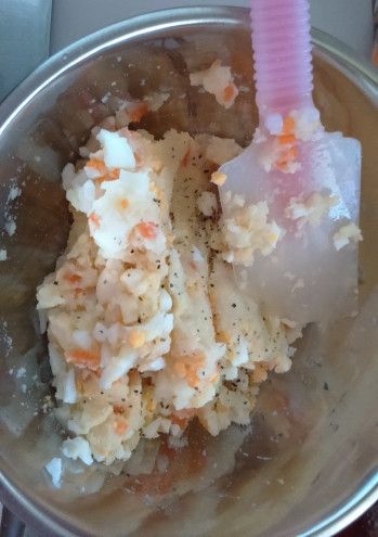 電鍋跳起後，趁熱把馬鈴薯壓成泥，跟紅蘿蔔丁、白煮蛋一起拌勻。
此時加入洋蔥丁，可以讓洋蔥吃起來不那麼辣，又能保有部分口感。
接著加入鹽、胡椒調味，只要有一點點點鹹味跟胡椒香氣就好!

(白煮蛋可以先在砧板上切對半→蛋黃先和馬鈴薯泥拌勻→用刀切碎蛋白再加進去拌)