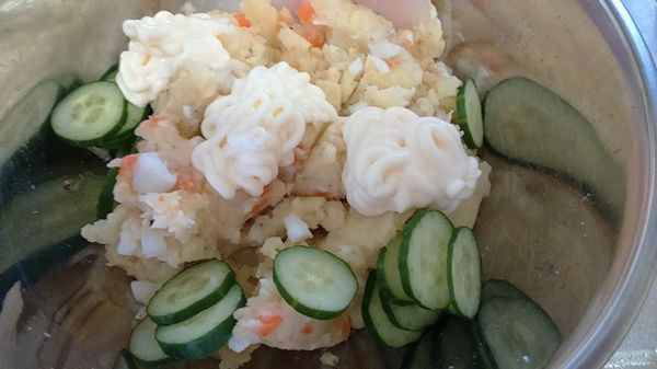 剛剛拌好的半成品放涼後再加入美乃滋和小黃瓜拌勻(小黃瓜也可以上一步就先加，差別不大)。