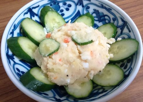 碗中放一些苜蓿芽、小黃瓜、番茄片或生菜，再加上一大球馬鈴薯沙拉，就是很健康的配菜囉!