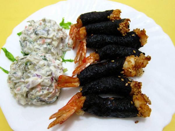 鍋熱油熱抓蝦尾入鍋炸熟，取出瀝油。擺盤沾醬料(塔塔醬或蕃茄醬、甜辣醬…)