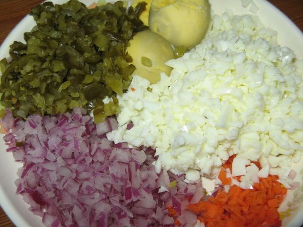 洋蔥切碎後，要先用紗布包起來以冷開水清洗去辛辣味，並且把水份擠掉，