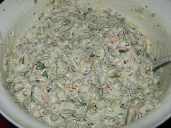 酸黃瓜、洋蔥及水煮蛋都先切碎，加入美奶滋、檸檬汁拌勻再加黑胡椒粒提味。