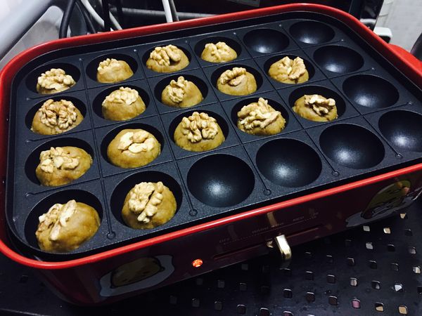 先把章魚燒盤預熱3分鐘，再把合桃酥放上焗5分鐘。