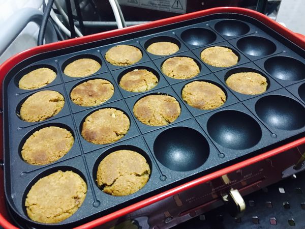 把合桃酥返轉，把底部用湯匙壓平，再焗5分鐘。之後反轉加熱2分鐘。