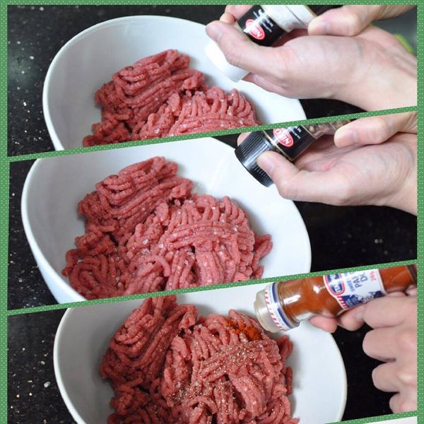 把適量鹽，黑胡椒，甜椒粉加進免治牛肉