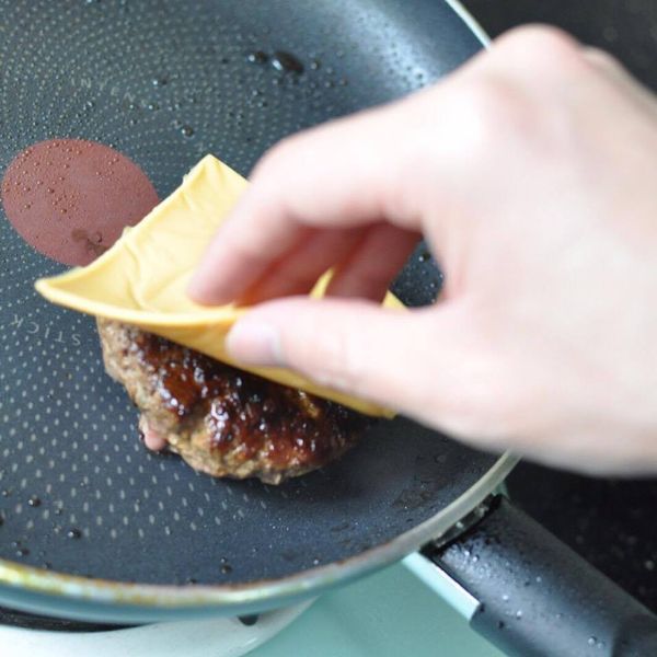 煎另一邊時，把2片芝士放在漢堡排上面