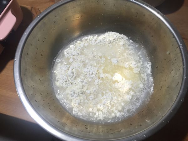 將低筋麵粉+鹽+水和玄米油依序加入缸中