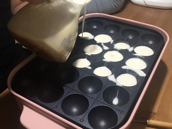 烤盤熱後再將粉漿倒入模中