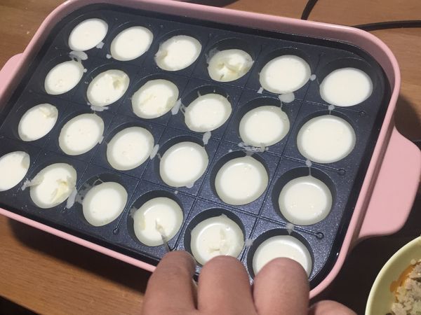 等待四周麵糊烤到不流動透明狀