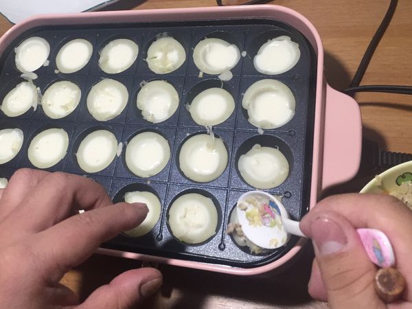 依個人喜好加入想放的食材
這裡，我們家剛好把包餃子所剩的拿來當內餡