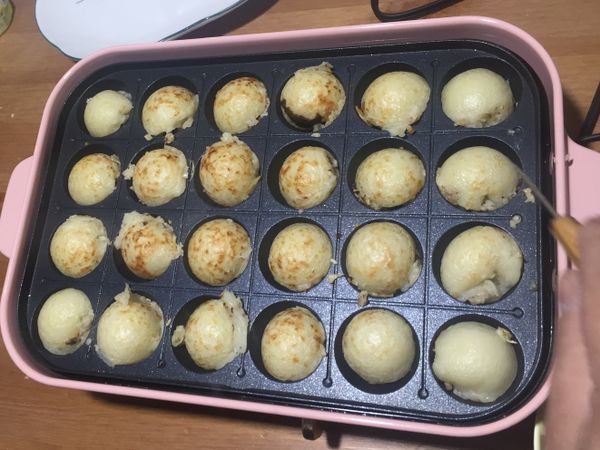 上色後就可以翻面內縮成一顆球狀