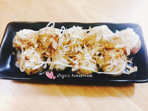 淋上美乃滋和柴魚片⋯⋯等
亦可加上哇沙比佐味

好吃絞肉丸子燒完成