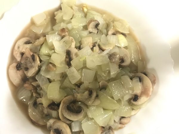 待奶油融化，把洋蔥倒入鍋中炒至軟化。再加入蘑菇拌炒5分鐘後撈起