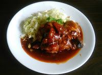 〈滷雞腿〉把雞腿放入鍋中，倒入拌勻的調味料（醬油，番茄醬，蜂蜜，迷迭香rosemary），沸騰後以小火蒸煮60－90分鐘至軟，有時翻面雞腿。配上蔬菜：高麗菜拌點鹽約10分鐘，擠掉水，加點醋。