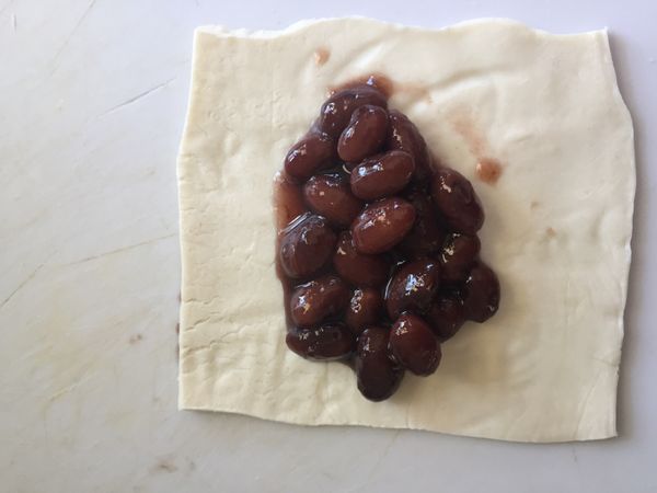 切片派皮稍微棍薄一點
放入滿滿紅豆