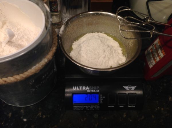 在加入過篩低筋麵粉跟鹽巴拌勻