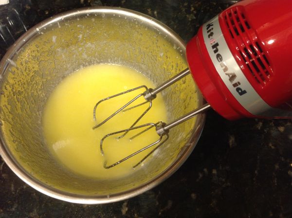 加入雞蛋拌勻,用攪拌器攪拌拌勻