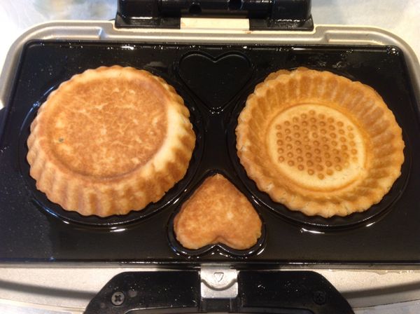 Ta-da!!!!! 開塔皮箱了!!是美美的塔皮耶!! (剩餘的派皮,可以捏揉成愛心型,放入愛心模內,烤出迷你愛心型喔!)