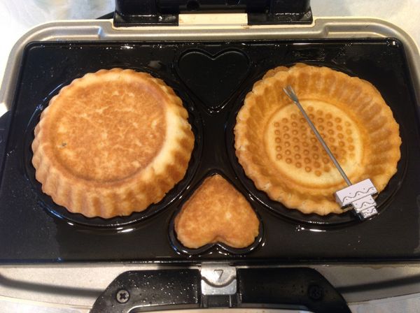 因為機器燙手.我使用了水果叉或竹籤來幫忙協助取出.