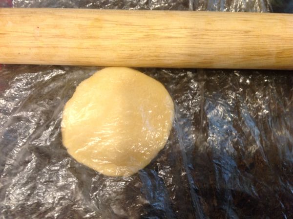 用擀麵棍將麵團壓扁