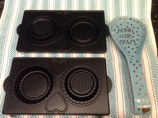 最近拿到了由日本來的心愛的 Vitantonio VHW-110-W 機器 &amp; 塔皮烤盤!好可愛唷!!!~等不及來做喜愛吃的甜品"檸檬塔"! 此篇先解說"塔皮"做法!