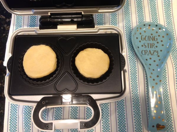 將塔皮放入烤盤內,然後,馬上蓋起來,烤約 4~5 分鐘