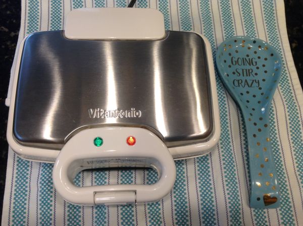 裝有塔皮烤盤的鬆餅機;依指示預熱,等鬆餅機的綠燈亮起,就表示預熱完成可以開始了! (烤的時候會出很多油.所以下面我有舖布!)