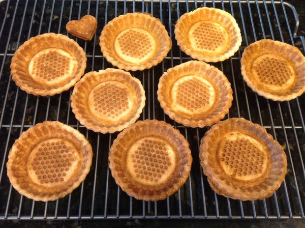 將一個個的塔皮,立於鐵架上散熱.選底有透氣的架子置涼為佳!