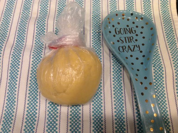 放入塑膠袋或保鮮膜裡揉成團,成圓狀放入冰箱冷藏2小時