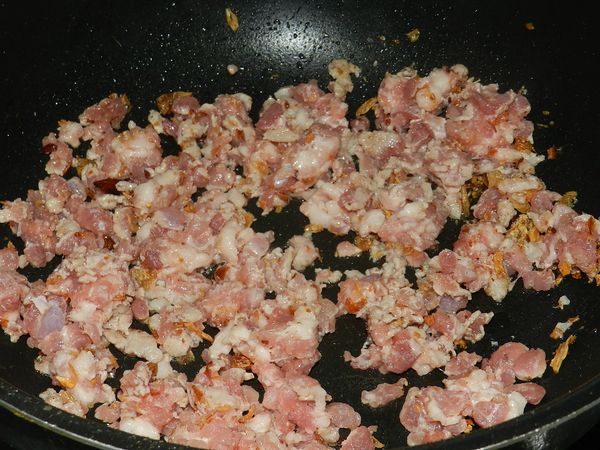 起一油鍋，先下紅蔥酥爆香，加入絞肉快炒