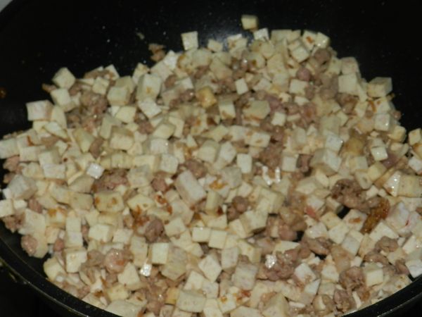 加入芋頭丁，並調味，快炒一下起鍋，放涼備用