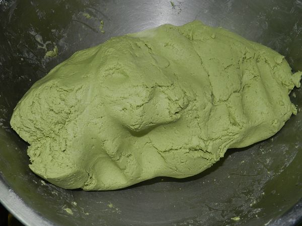 外皮材料全部混勻，水先加450C.C.，等揉成團後，如果不夠軟再慢慢加！要揉至約耳垂軟度