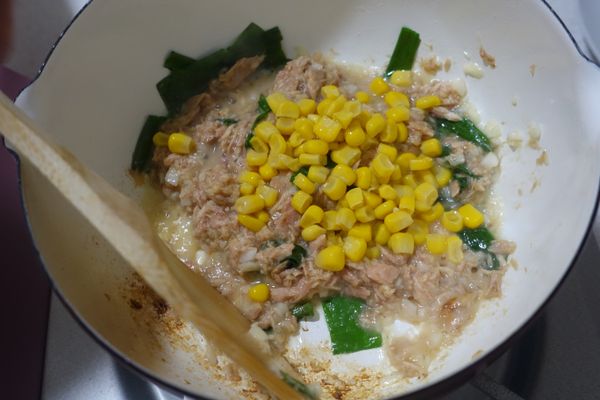 放油>炒蔥跟蒜>再放鮪魚與玉米