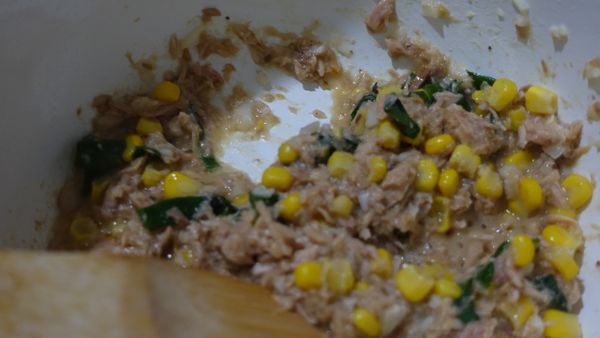 最後將 黑胡椒粉&amp;鹽&amp;香油一起放
在淋在飯上就完成了