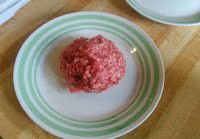 用手取約120 g肉，成球形。